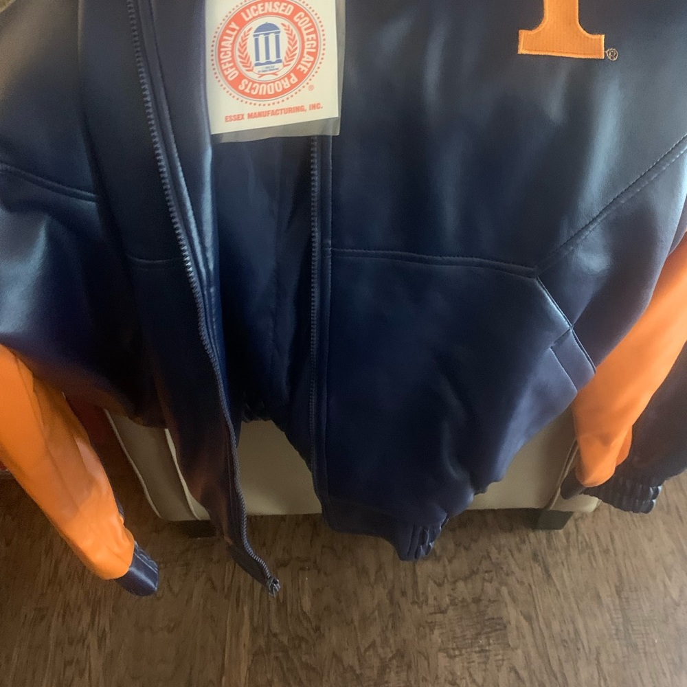 size xl  Vols   Coat NWT
Tennessee Varsity Jacket.
Officially licensed product